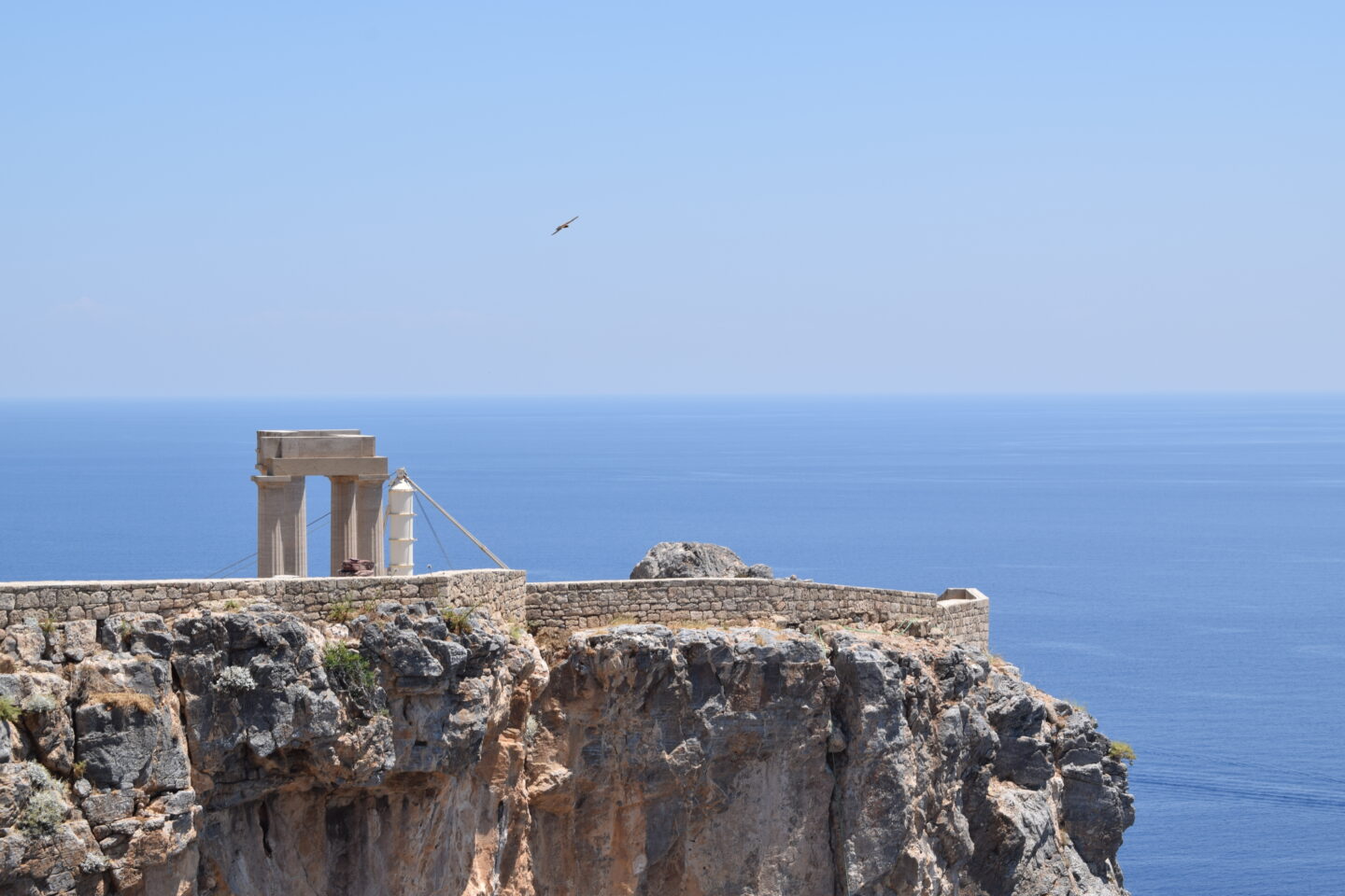 De Akropolis op de hoge rotsen van Lindos